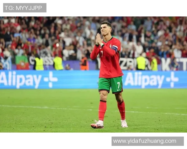 足球巨星C罗夜店狂欢尽显舞技魅力引发粉丝热议